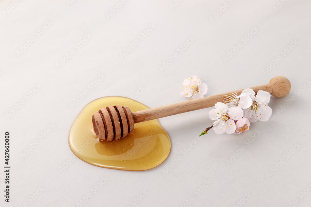 honey and petals are on the table
honey and petals are on the table