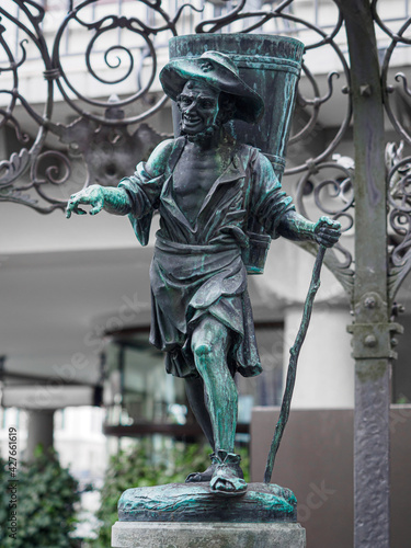 Obraz na płótnie Sculpture of winemaker as a part of fountain on Weinplatz square in Zurich, Switzerland w salonie