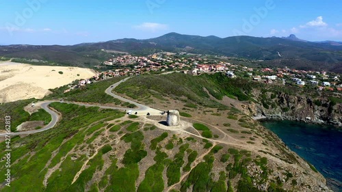 Vista panoramica della Torre dei Corsari sulla costa in Sardegna.