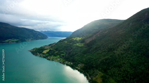 In volo su un fiordo norvegese