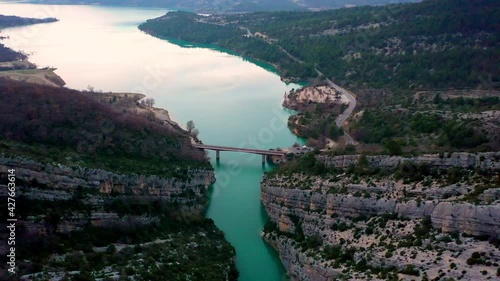 Vista panoramica di un ponte sul fiume in Provenza, Francia