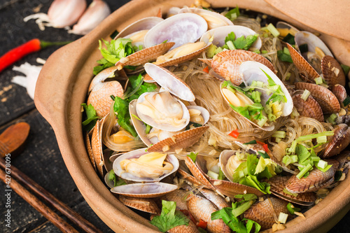 Chinese food: clam and vermicelli casserole