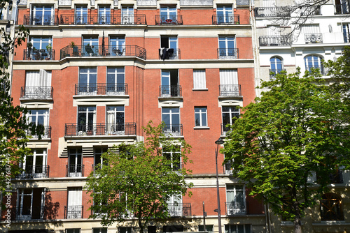 Immeuble en brique aux Buttes-Chaumont à Paris, France