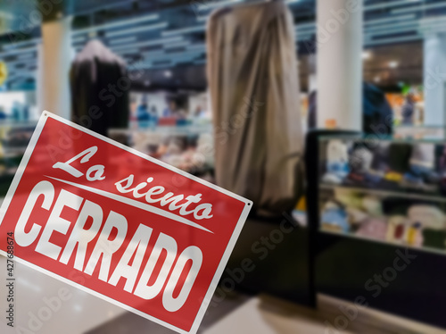 SORRY WE ARE CLOSED inscription in Spanish. Sorry we are closed sign on the background of empty shopping mall. Covid-19 quarantine concept