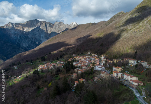 Il paese di Azzano in Alta Versilia, sullo sfondo le Alpi Apuane ed il monte Altissimo dalle cui cave Michelangelo ha estratto marmo per alcune sue opere.