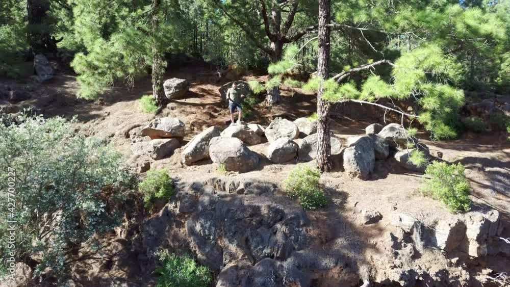 Camino por la naturaleza, bosque, pandemia, mascarilla, piedras, senderismo con mascarilla, libertad, respirar Camino por la naturaleza, bosque, pandemia, mascarilla, piedras, senderismo con mascarilla, libertad, respirar