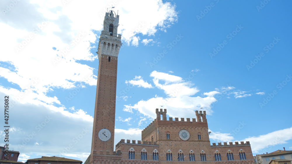 Il celebre Palazzo pubblico in Piazza del Campo a Siena, Toscana.
