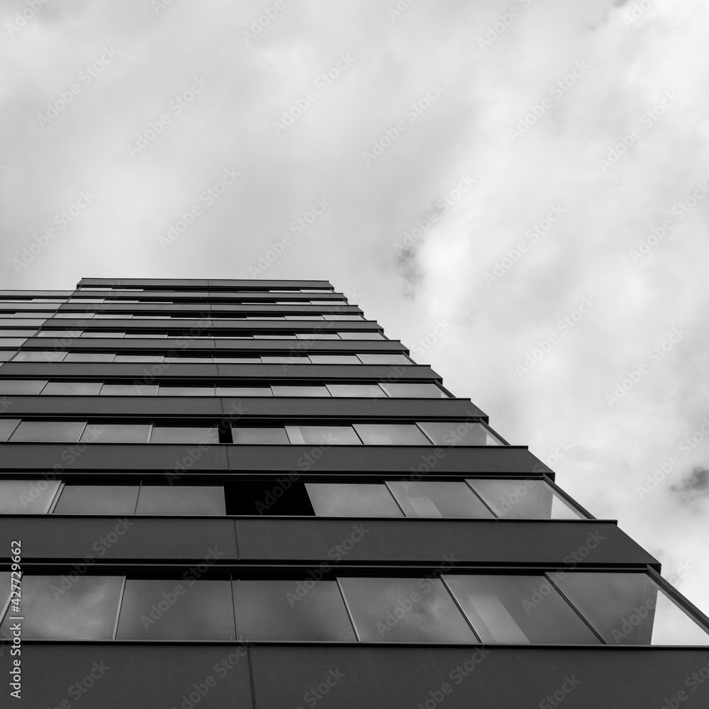 vue en contre-plongée sur un immeuble de bureaux vue en contre-plongée sur un immeuble de bureaux