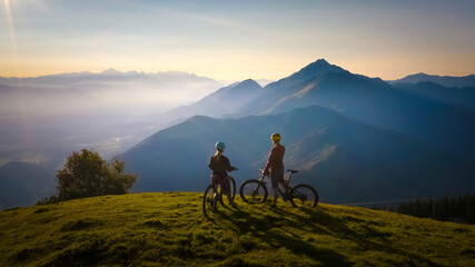 Crédence de cuisine Sport Cyclistes VTT montagne coucher soleil  © 24K-Production