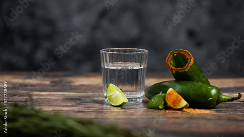 Photography Bebida mexicana de agave mezcal tipo tequila hecha en oaxaca servida en veladora