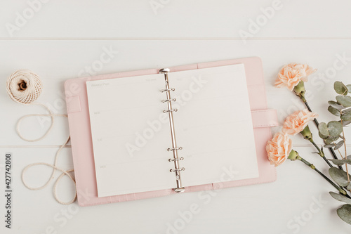 Billede på lærred Open planner and flowers
