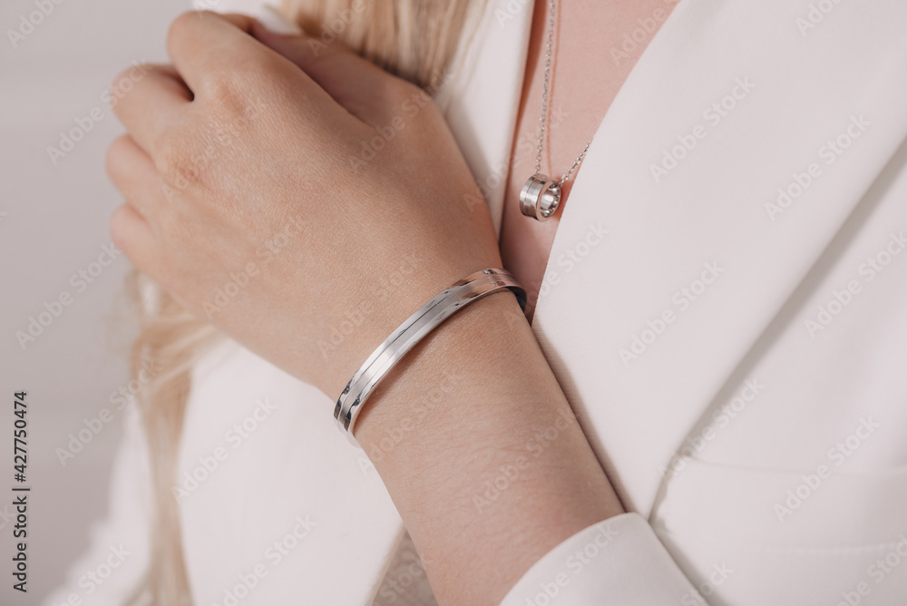 Ταπετσαρία Woman wearing elegant pendant necklace and bracelet on close-up