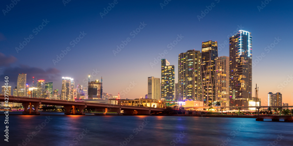 Obraz premium Miami City Skyline and MacArthur Causeway at Night, Florida