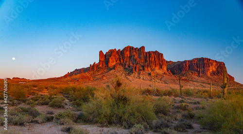 Fotografija Moon Raise Over the Superstition Mountain From the Lost Dutchman State Park