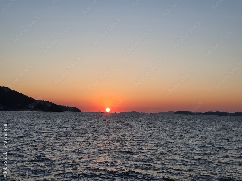 Fototapeta premium sunset over the sea