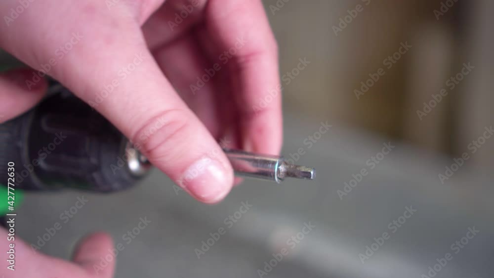 Replacement of a nozzle on a screwdriver Replacement of a nozzle on a screwdriver