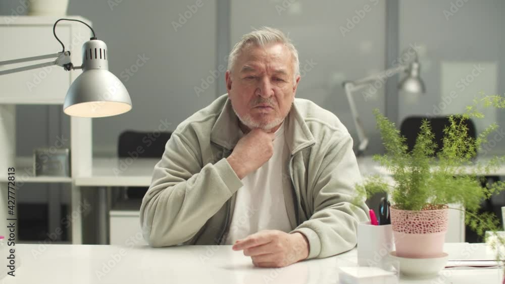 An adult man felt unwell in the workplace, he has a sore throat and a cough An adult man felt unwell in the workplace, he has a sore throat and a cough