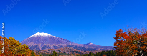 紅葉シーズンの富士山、富士宮市の富士スカイライン西臼塚駐車場から見る風景