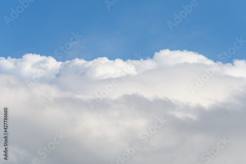 Fototapeta Naklejka Na Ścianę i Meble -  Blue sky with white clouds on a spring day as a nature background
