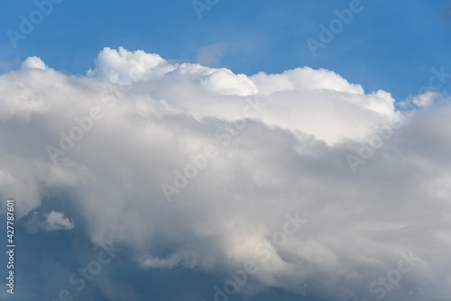 Fototapeta Naklejka Na Ścianę i Meble -  Blue sky with white clouds on a spring day as a nature background
