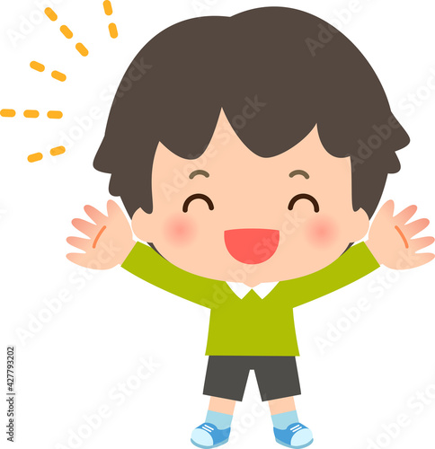 両手を上げて喜ぶ男の子