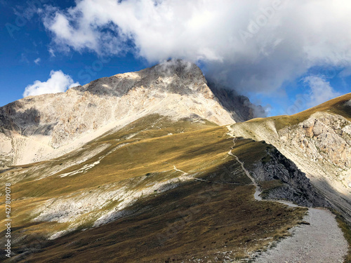 Canvas-taulu Mountain Hiking Trail In Gran Sasso National Park