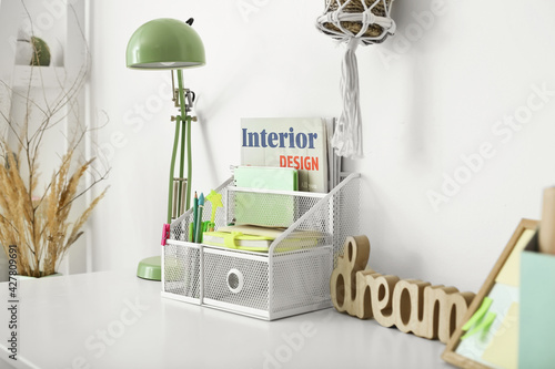 Stylish organizer with stat...