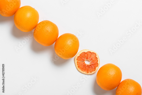 Row of whole oranges with o...