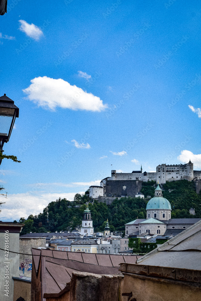 ザルツブルク、カプツィーナ修道院周辺の情景と旧市街を見下ろす