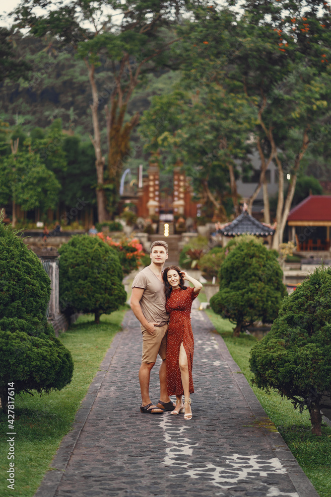 Obraz premium Couple standing on a temple background