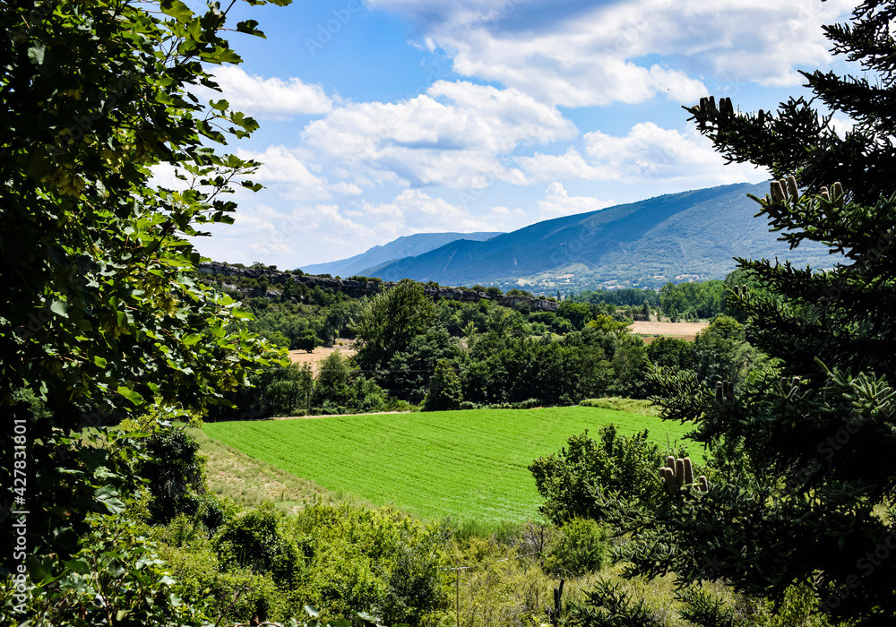 Paisaje montañoso con valles en primavera. Paisaje montañoso con valles en primavera.