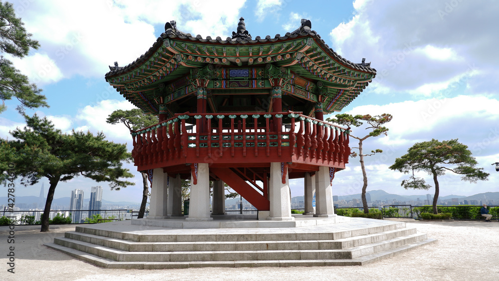 Beautiful scenery of Eungbongsan Palgakjeong Pavilion in Seongdong-gu ...