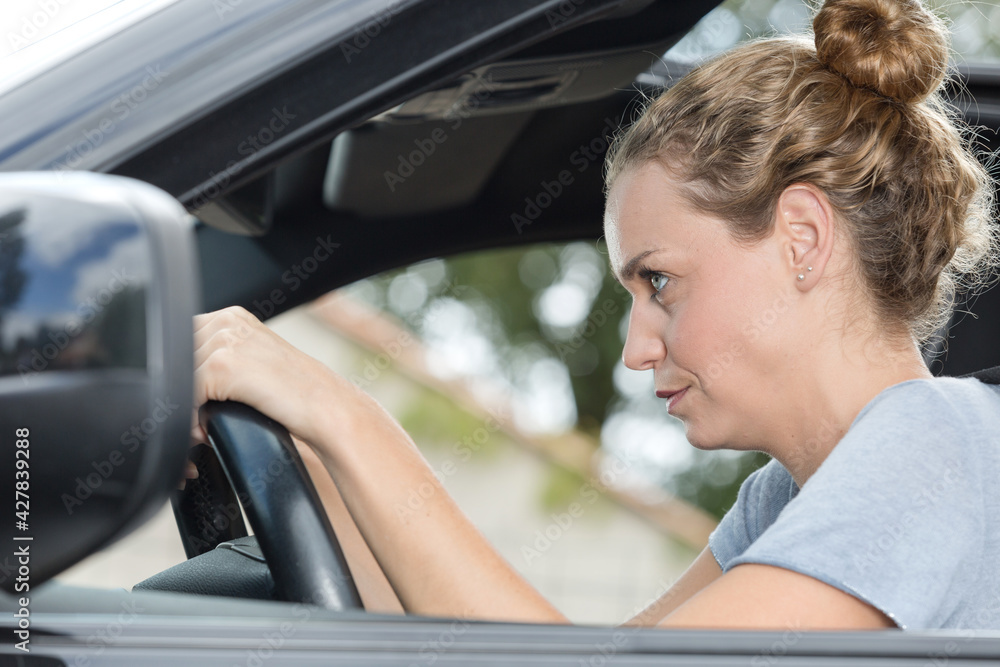Obraz premium side view of woman focused on her driving