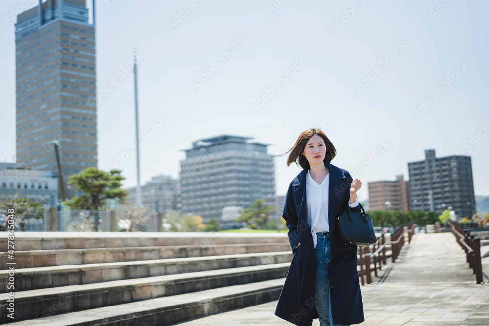 街を散策する女性 街を散策する女性