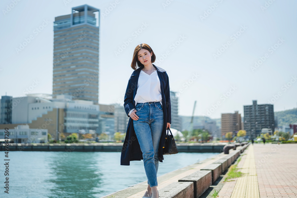 Fototapeta premium 街を散策する女性