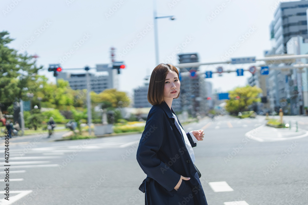 街を散策する女性 街を散策する女性