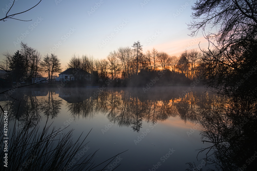 Réflexion sur le Loir brumeux au petit matin 