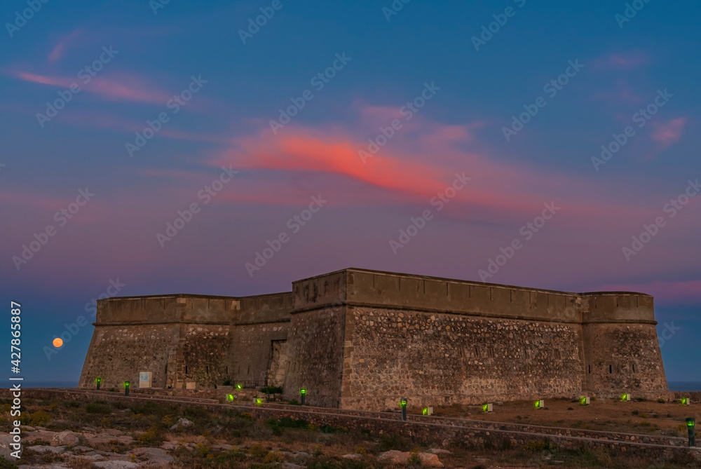 Atardecer con luna llena en el castillo de Guardias Viejas Atardecer con luna llena en el castillo de Guardias Viejas