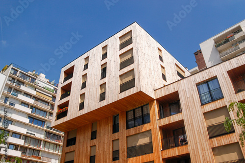 Canvastavla Immeuble moderne en bois à Paris