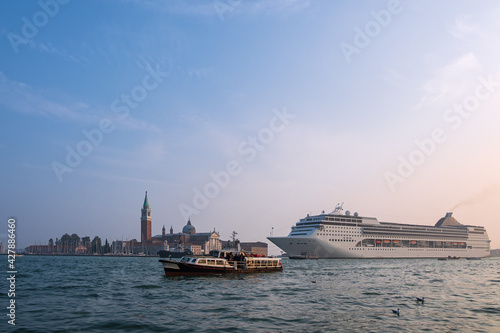 Blick auf die Insel San Giorgio Maggiore mit Kreuzfahrtschiff in Venedig, Italien