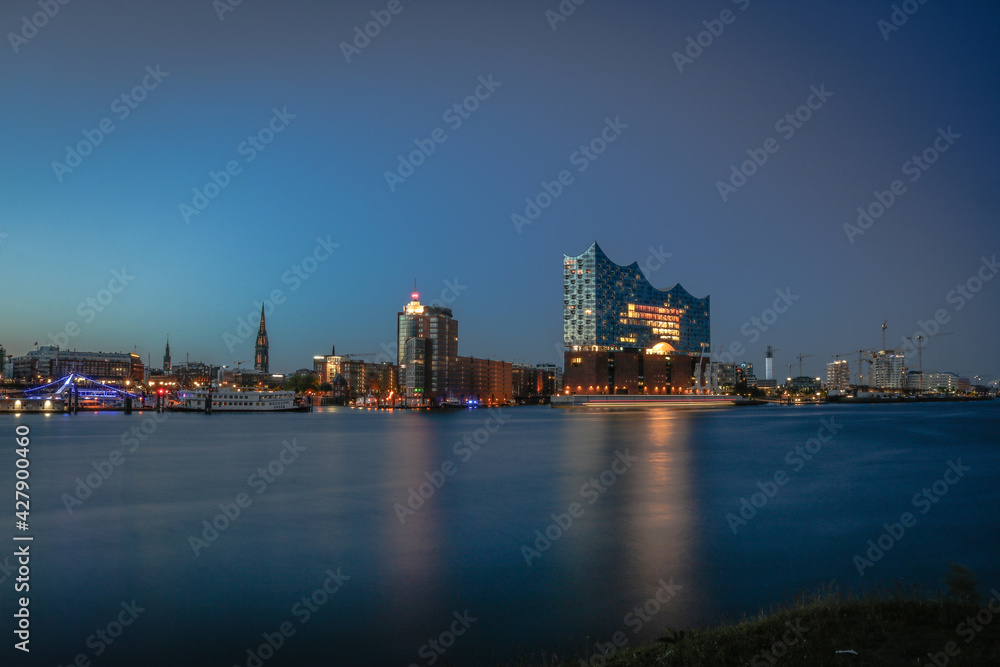 Abendliches Panorama der Hamburger Speicherstadt mit Elbhilarmonie