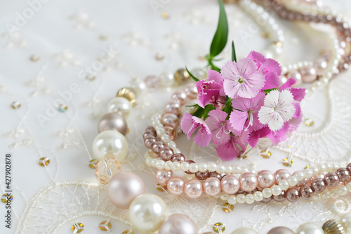 Obraz na płótnie 撫子の花とアクセサリー w salonie