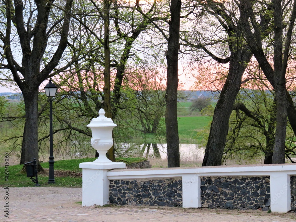 Fototapeta premium stone bridge in the park