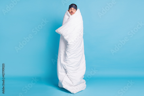 Cuadro en lienzo Full length photo portrait of scared man wrapped in duvet isolated on vivid blue