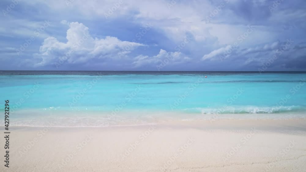 Waves and perfect turquoise water in the Maldives (Thulhagiri Island) Waves and perfect turquoise water in the Maldives (Thulhagiri Island)