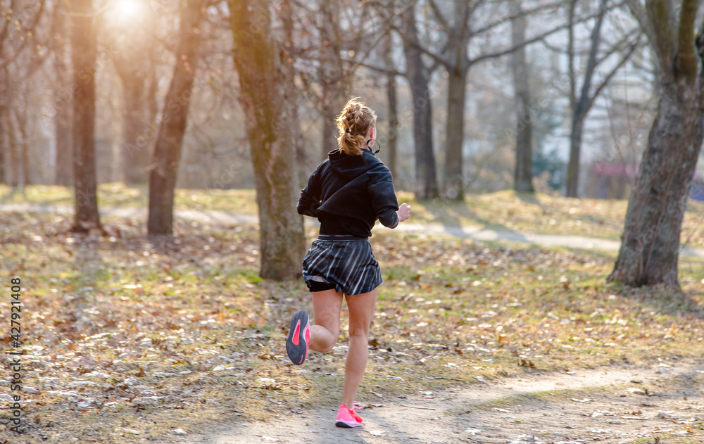 Girl makes a run to the spring Park
Girl makes a run to the spring Park