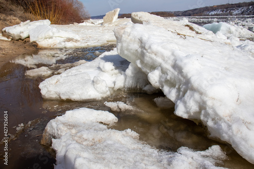 Obraz na plátne Defeat. Ice drift on the river. Ice hummocks