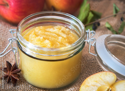 Foto Fresh homemade apple sauce in a jar
