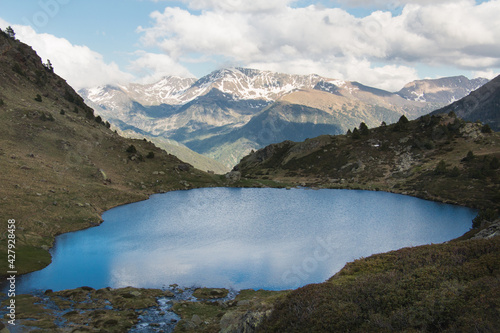 lago con montaña de fondo y cielo azul