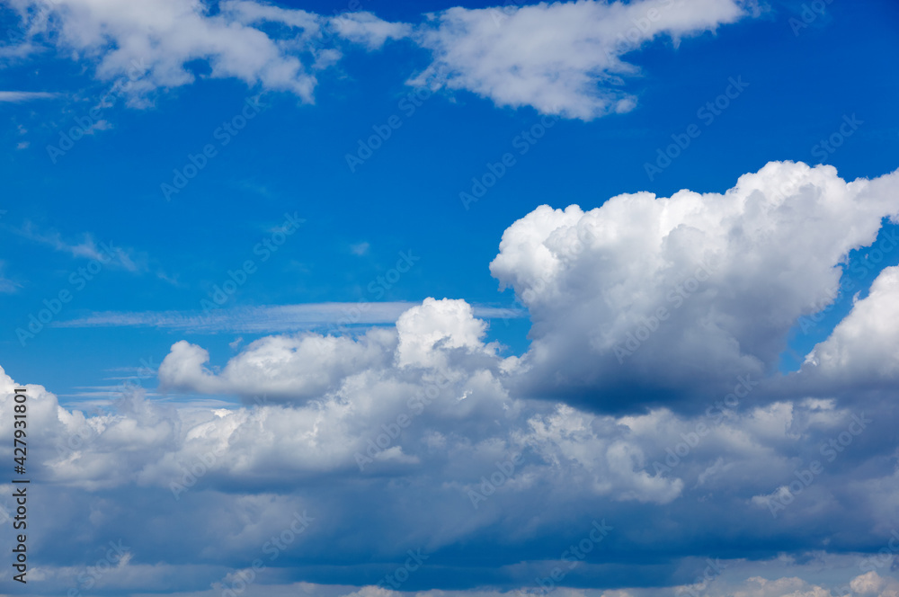 Obraz premium Blue sky background with cumulus clouds